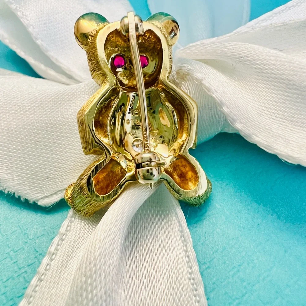 ❌❌SOLD ❌❌♥️ 18K Yellow Gold Diamond Ruby Teddy Bear Brooch Pin ♥️
Diamond Ruby - Picture 7 of 9